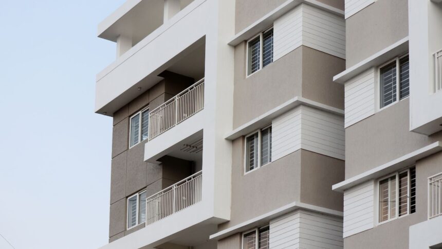 Problemas de sobrepoblación en edificio de Santiago generan caos habitacional