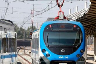 Colisión entre tren y vehículo menor deja una persona herida