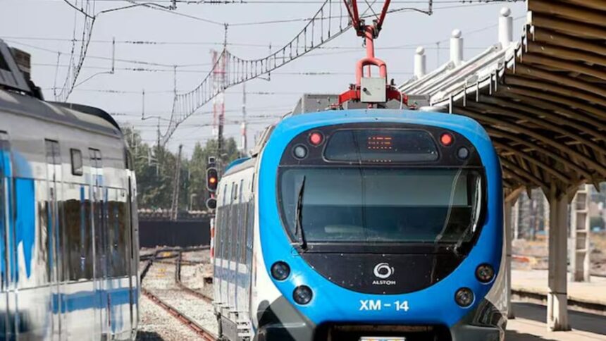 Colisión entre tren y vehículo menor deja una persona herida