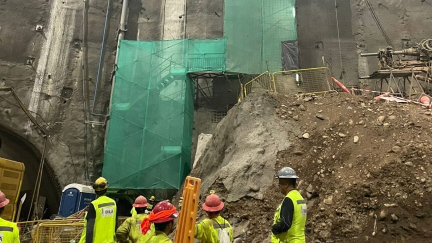 Rescatan a trabajadores atrapados en derrumbe en construcción del Metro