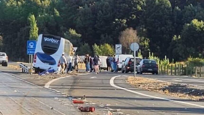 Siete heridos en colisión entre autobús y camión en Cabrero
