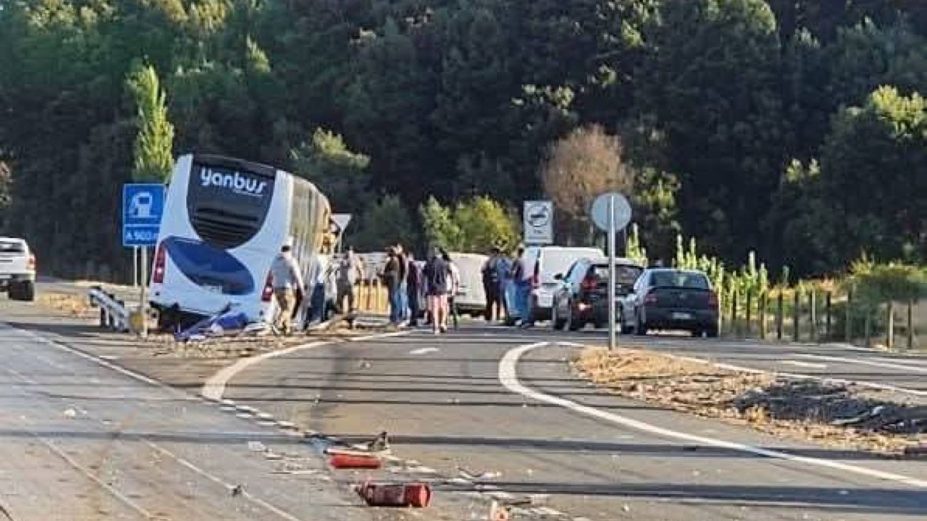 Siete heridos en colisión entre autobús y camión en Cabrero