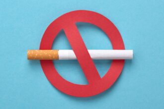 Chile prohíbe fumar en playas, ríos y lagos para reducir contaminación