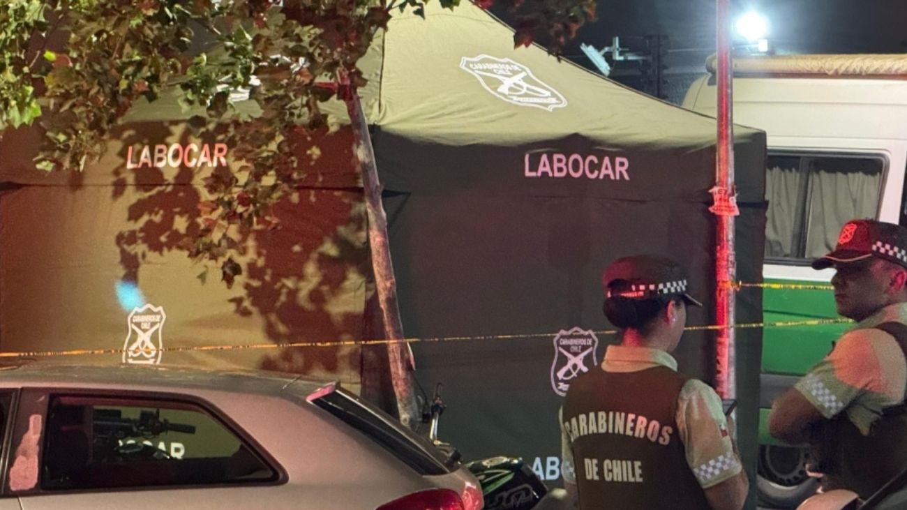 Investigan femicidio en Estación Central: mujer muere tras caer del piso 27 Investigan femicidio en Estación Central: mujer muere tras caer del piso 27
