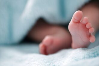 Detienen a padres y cuidadora de bebé abusada en Iquique