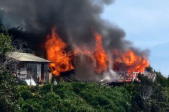 Incendio forestal afecta San Juan de la Costa: una vivienda dañada