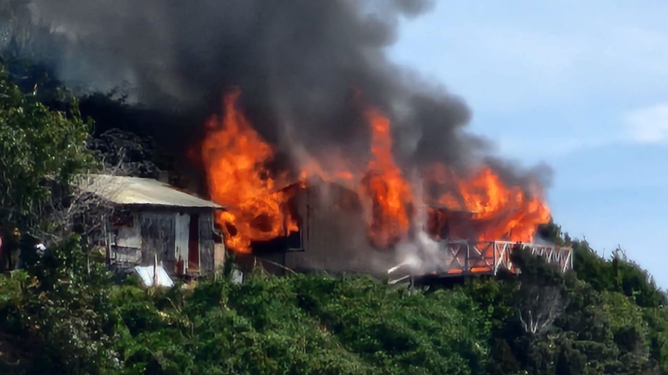 Incendio forestal afecta San Juan de la Costa: una vivienda dañada Incendio forestal afecta San Juan de la Costa: una vivienda dañada