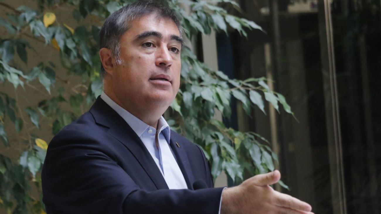 Alcalde de Santiago enfrenta crisis financiera en educación y comercio ambulante Alcalde de Santiago enfrenta crisis financiera en educación y comercio ambulante
