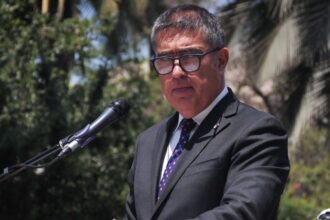 Mario Desbordes vuelve de vacaciones tras críticas por ausencia en Santiago