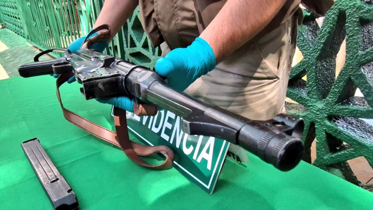 Detienen a hombre con réplica de subametralladora en Antofagasta: Detalles del caso Detienen a hombre con réplica de subametralladora en Antofagasta: Detalles del caso