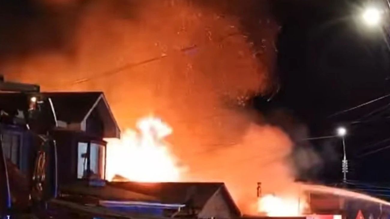 Incendio en Llanquihue destruye vivienda, cabaña y daña otro inmueble Incendio en Llanquihue destruye vivienda, cabaña y daña otro inmueble