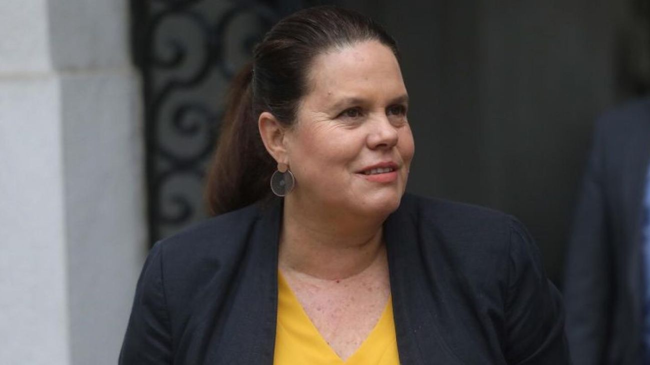 Ministra de Defensa comparece por casa de expresidente Allende ante Fiscalía Ministra de Defensa comparece por casa de expresidente Allende ante Fiscalía
