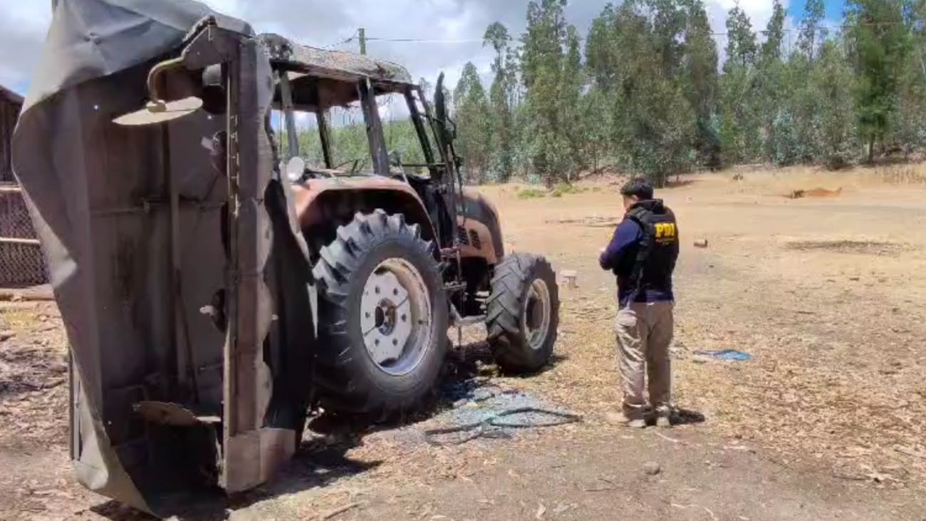 Segundo ataque incendiario en Araucanía: maquinaria agrícola valorada en millones destruida Segundo ataque incendiario en Araucanía: maquinaria agrícola valorada en millones destruida