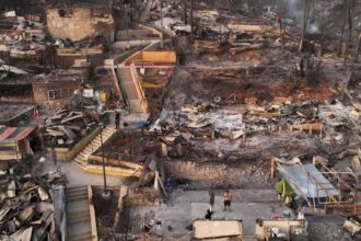 Reconstrucción post megaincendio en Valparaíso enfrenta obstáculos y críticas