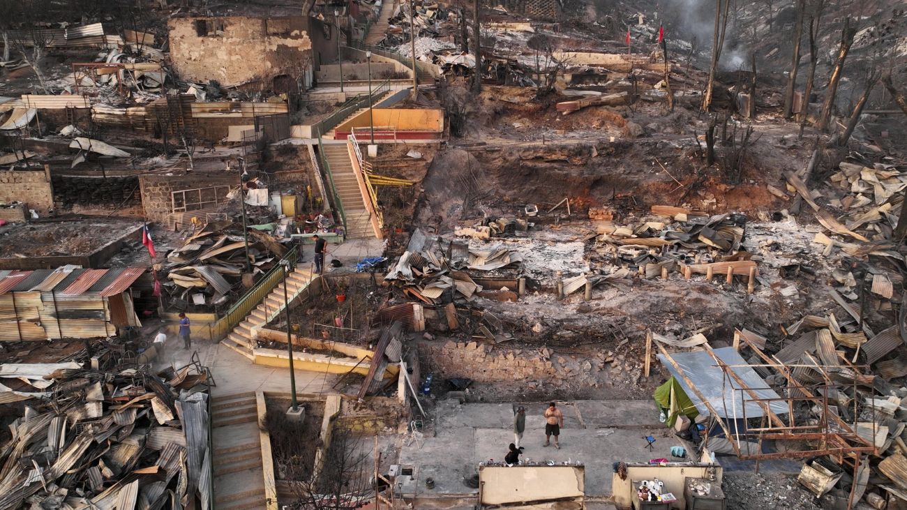 Reconstrucción post megaincendio en Valparaíso enfrenta obstáculos y críticas Reconstrucción post megaincendio en Valparaíso enfrenta obstáculos y críticas