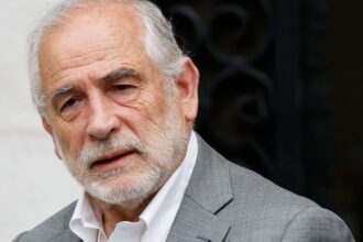 Ministro de Vivienda pide renuncia de director por lenta reconstrucción