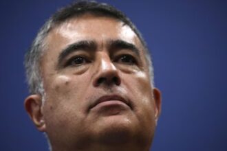 Concejales de Santiago defienden despidos en municipalidad ante acusaciones comunistas