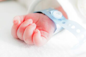 Familia busca justicia por bebé fallecido en Hospital Regional de Temuco