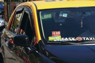 Taxista en Providencia acusado de cobrar $400 mil a turistas chinos