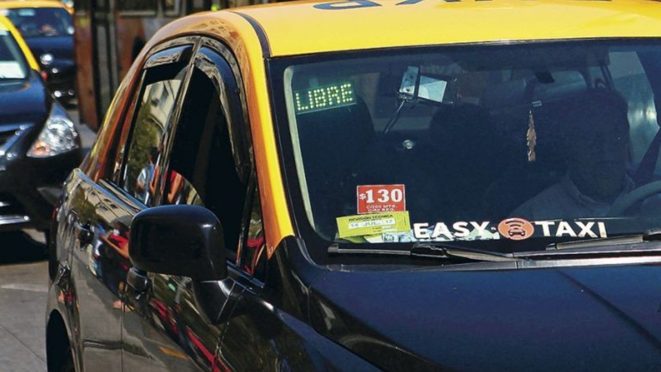 Taxista en Providencia acusado de cobrar $400 mil a turistas chinos Taxista en Providencia acusado de cobrar $400 mil a turistas chinos