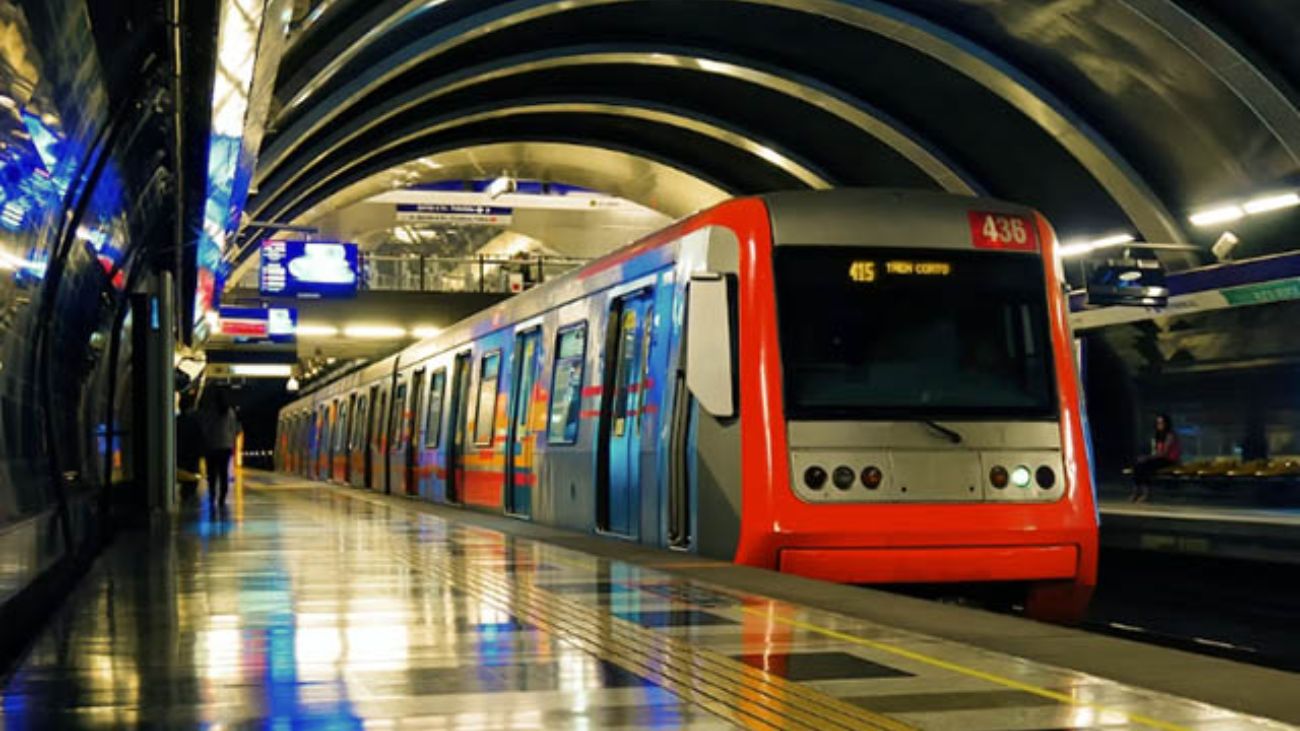 Cierre de estación del Metro de Santiago por asalto con baleo Cierre de estación del Metro de Santiago por asalto con baleo