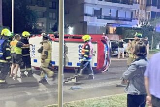 Patrulla de Las Condes volcada tras persecución a vehículo robado