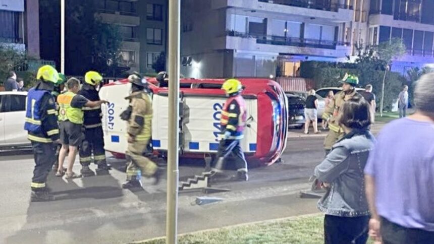 Patrulla de Las Condes volcada tras persecución a vehículo robado