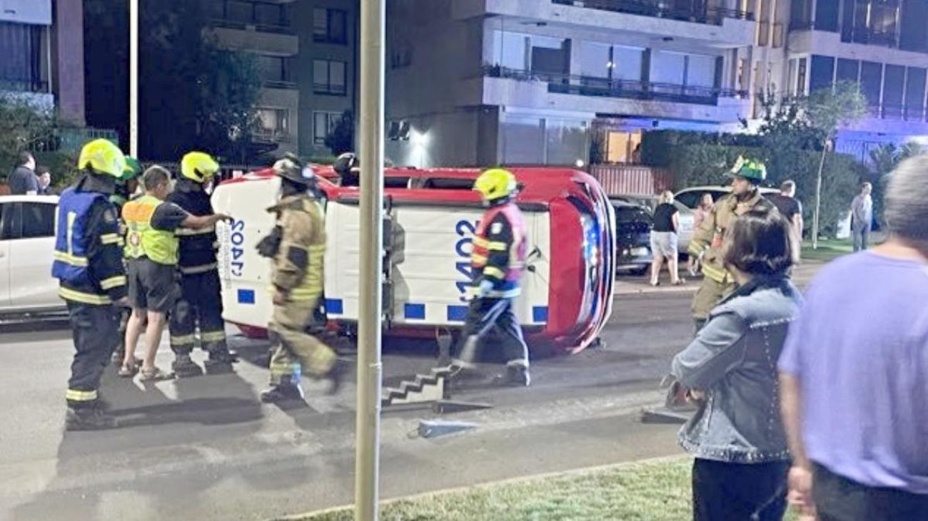 Patrulla de Las Condes volcada tras persecución a vehículo robado Patrulla de Las Condes volcada tras persecución a vehículo robado
