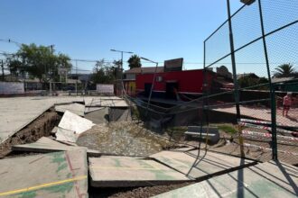 Socavón gigante colapsa cancha deportiva en Conchalí: vecinos preocupados por seguridad