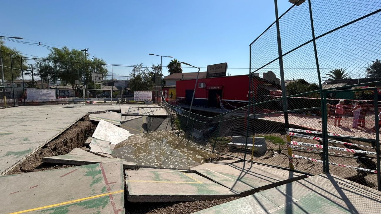 Socavón gigante colapsa cancha deportiva en Conchalí: vecinos preocupados por seguridad Socavón gigante colapsa cancha deportiva en Conchalí: vecinos preocupados por seguridad