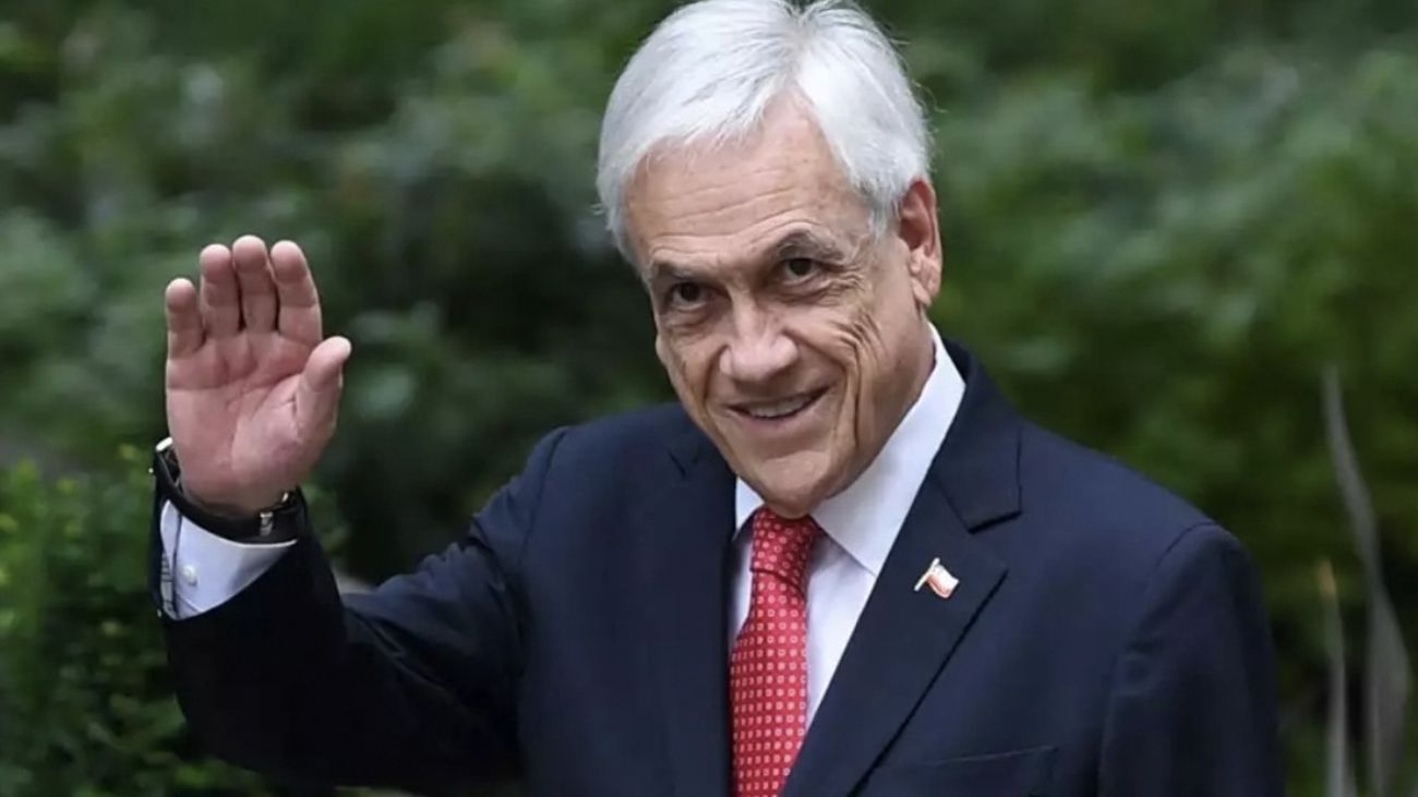 Controversia por estatua de Sebastián Piñera frente a La Moneda Controversia por estatua de Sebastián Piñera frente a La Moneda