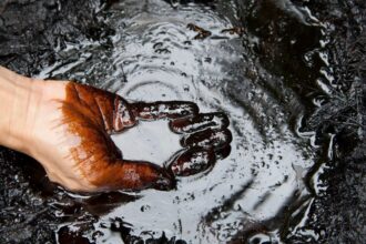 Amenaza de sanciones desencadenaría caída del 30% en producción petrolera venezolana