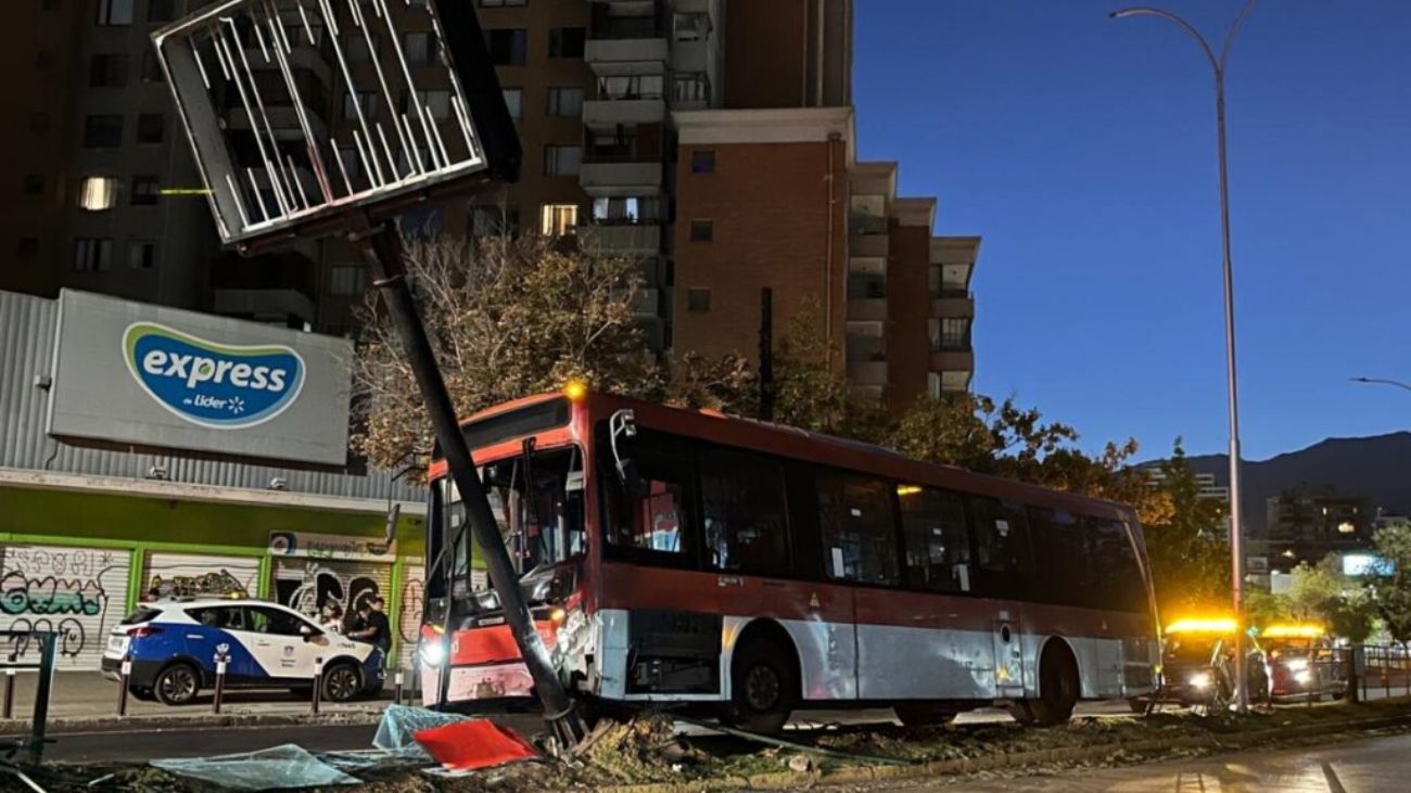 Bus RED choca en Ñuñoa al evitar atropellar a un perro Bus RED choca en Ñuñoa al evitar atropellar a un perro