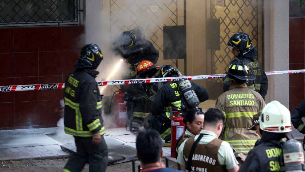 Evacuación por alerta de humo en Cerro Santa Lucía Santiago Evacuación por alerta de humo en Cerro Santa Lucía Santiago