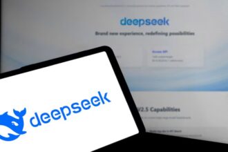 Lanzamiento de asistente gratuito revoluciona mercado de IA: DeepSeek sorprende a inversores