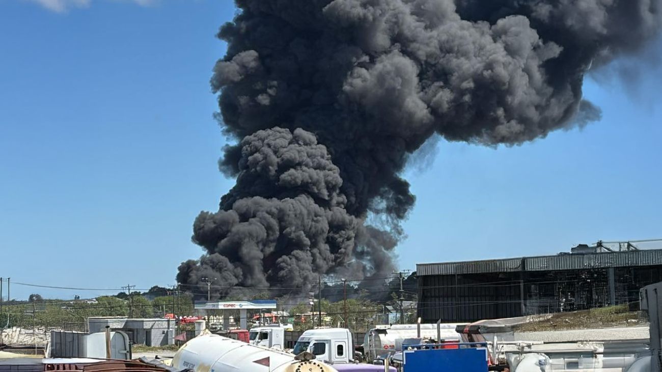 Incendio en bodega de plásticos en Puerto Montt: Humo visible y acciones de emergencia