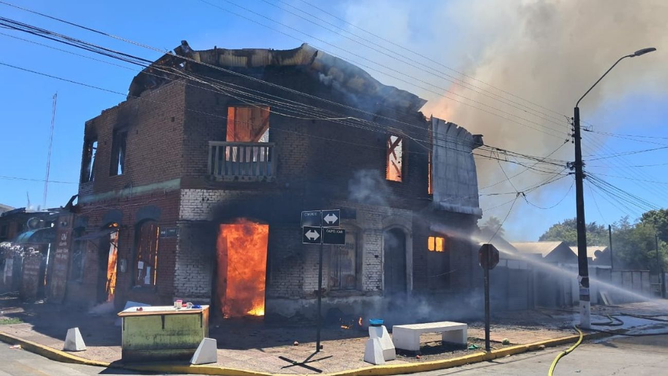 Incendio en Renaico: locales comerciales, vivienda y hotel destruidos Incendio en Renaico: locales comerciales, vivienda y hotel destruidos