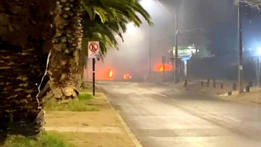 Graves disturbios en Pudahuel: incendio de bus y detención de menor