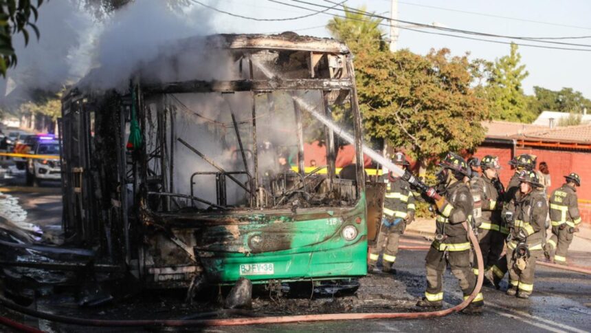 Incendio de bus RED en La Florida: máquina completamente destruida