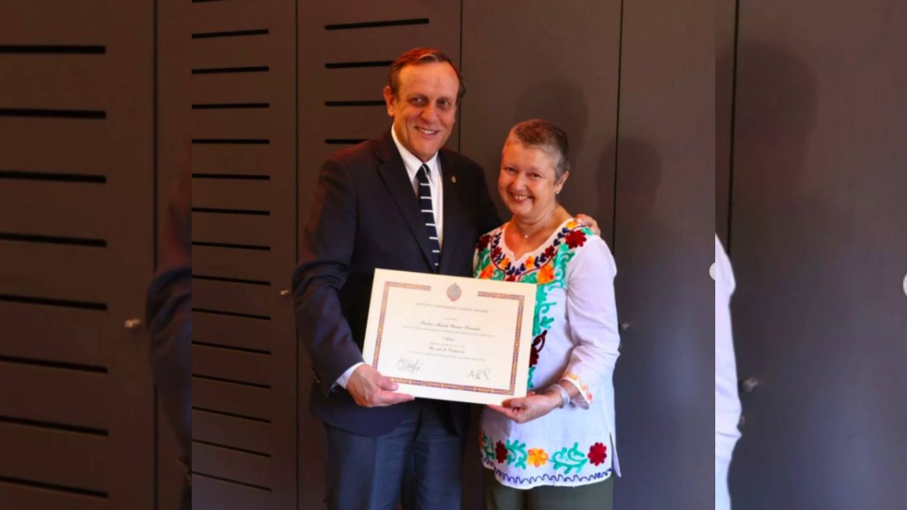 Paulina Urrutia: Actriz chilena recibe título universitario tras luchar cáncer Paulina Urrutia: Actriz chilena recibe título universitario tras luchar cáncer