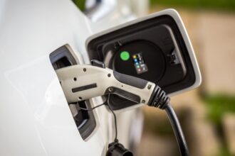 Fabricantes de autos se enfrentan al reto de la electrificación.