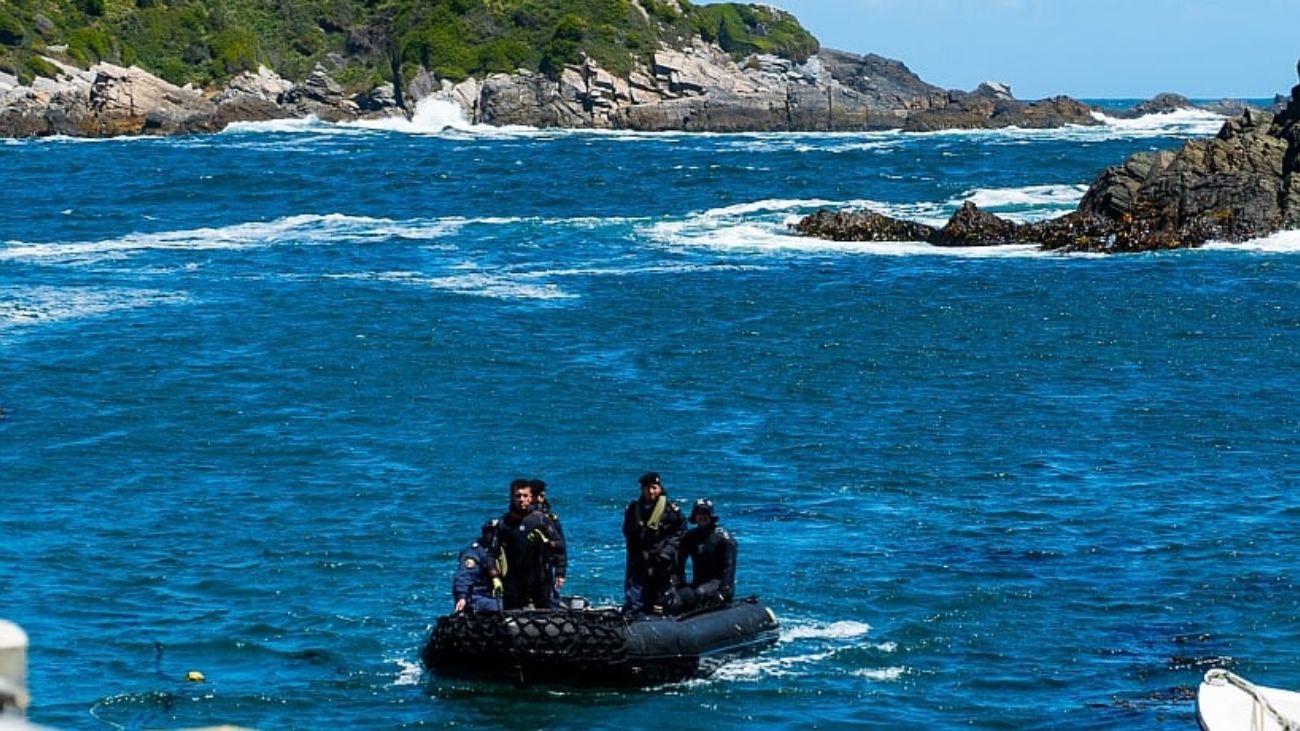 Militares en naufragio de Los Lagos: labor heroica en emergencia Militares en naufragio de Los Lagos: labor heroica en emergencia