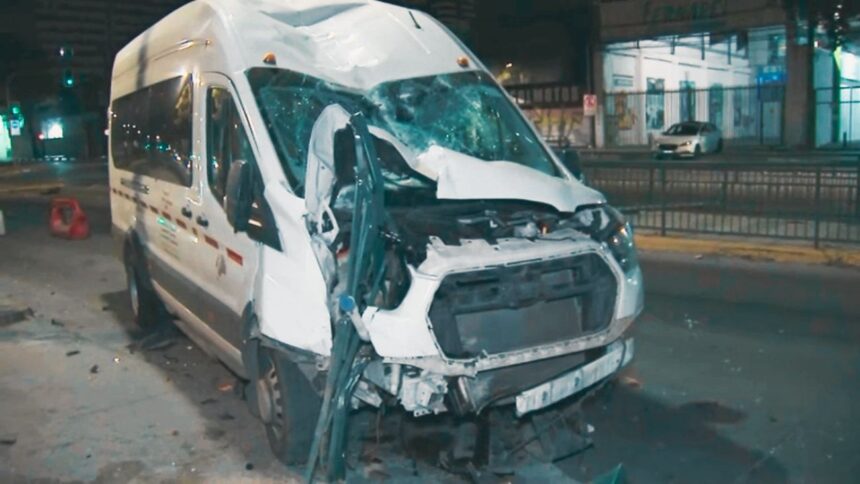Accidente de furgón causa destrozos en Vicuña Mackenna, Santiago