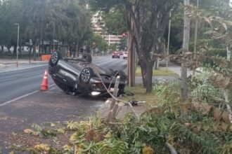 Accidente en Las Condes: vehículo se vuelca en Isabel La Católica