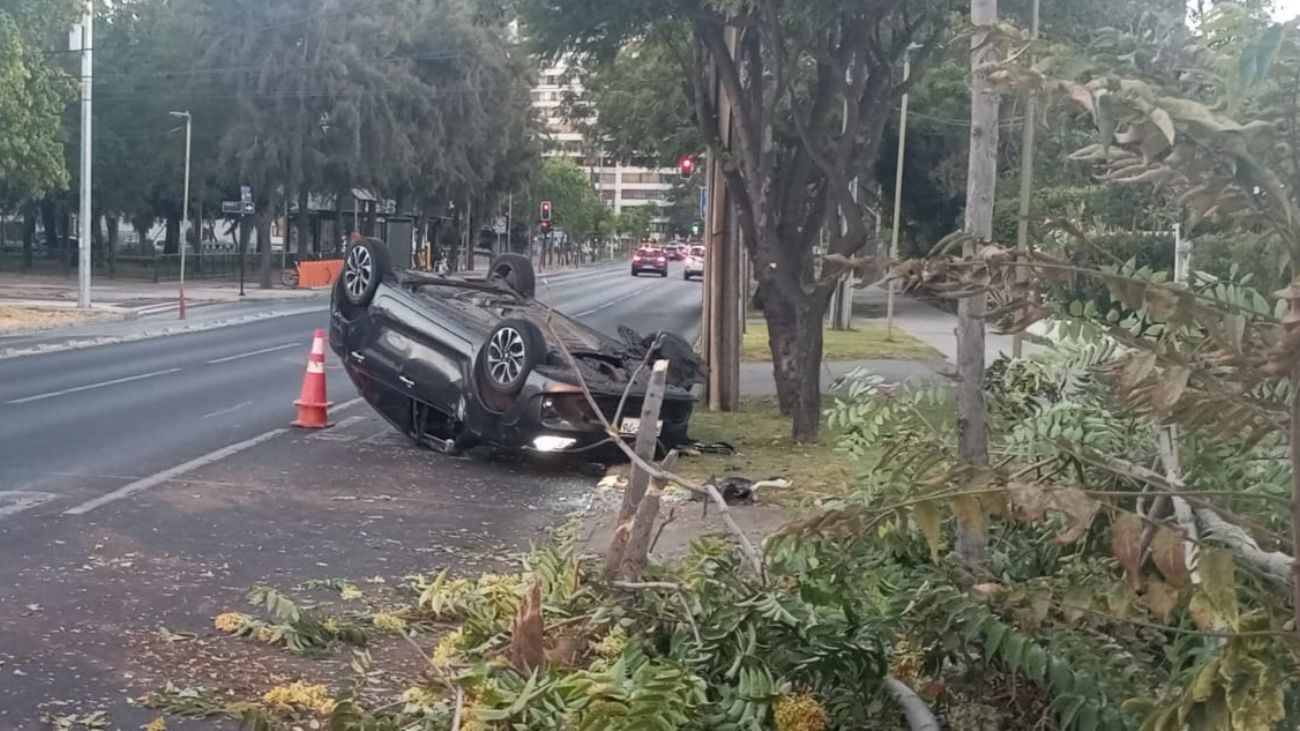 Accidente en Las Condes: vehículo se vuelca en Isabel La Católica Accidente en Las Condes: vehículo se vuelca en Isabel La Católica
