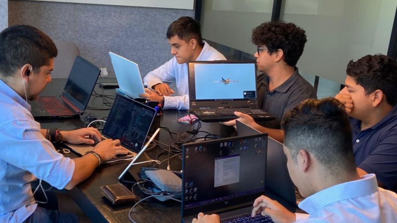 Jóvenes crean startup Pega Ya para mejorar empleabilidad en Bajos de Mena Jóvenes crean startup Pega Ya para mejorar empleabilidad en Bajos de Mena