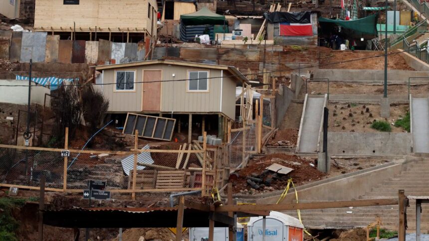 Reconstrucción en Valparaíso avanza lentamente a un año del megaincendio