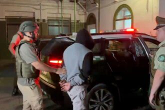 Detienen a adolescente tras persecución en auto robado en Recoleta