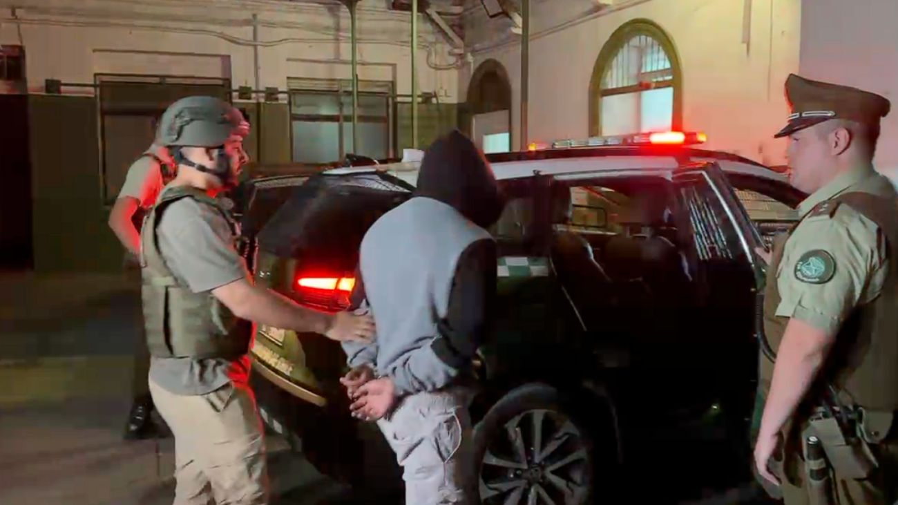 Detienen a adolescente tras persecución en auto robado en Recoleta Detienen a adolescente tras persecución en auto robado en Recoleta
