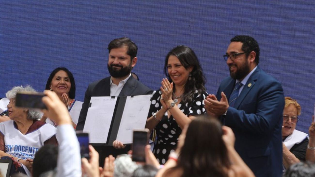 Gabriel Boric promulga ley histórica para resolver deuda docente en Chile Gabriel Boric promulga ley histórica para resolver deuda docente en Chile